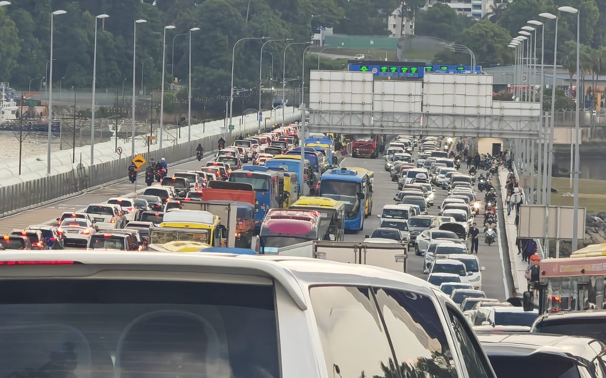 S’pore checkpoints see massive jams before Good Friday long weekend with more than 4 hours' wait