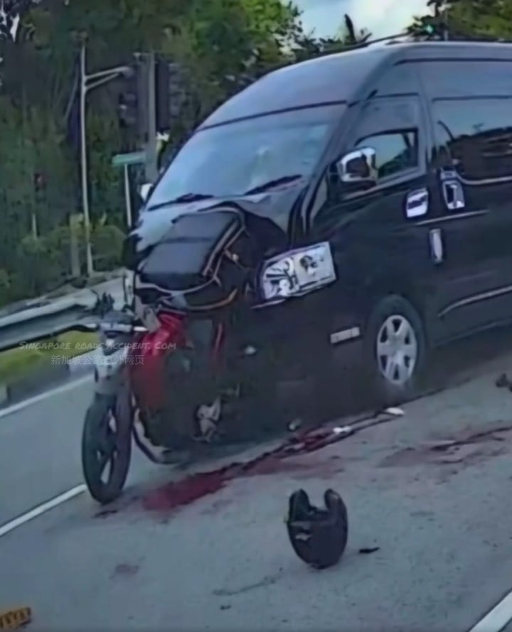 38-year-old motorcyclist dies after collision with minivan in Jurong East, driver assisting investigations