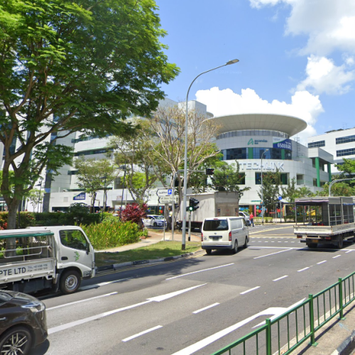 Car enters wrong lane after turning at Kaki Bukit junction & drives against traffic flow
