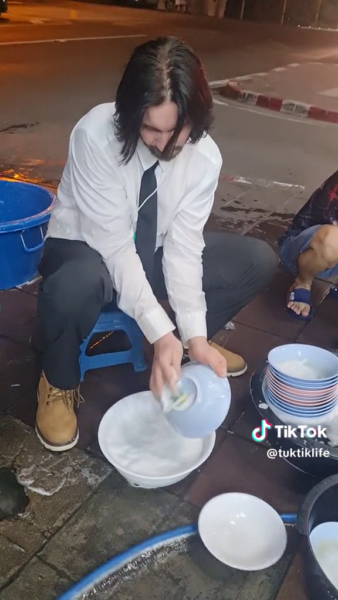 Keanu Reeves look-alike goes viral in Thailand, does odd jobs like dish washing and selling street food