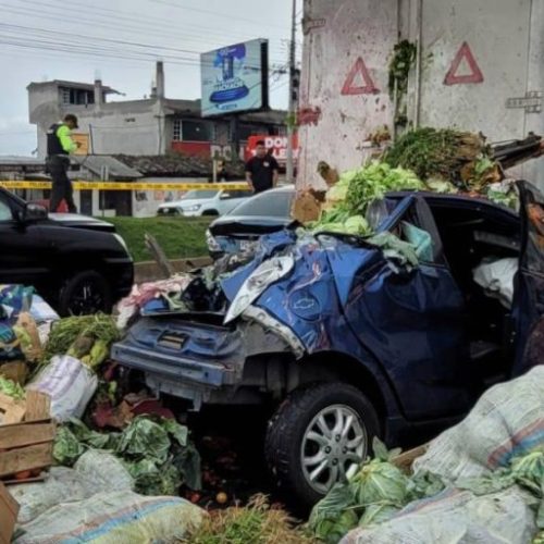 Vegetales sobre la calzada y un fallecido dejó el choque múltiple de tránsito registrado en Machachi (FOTOS)