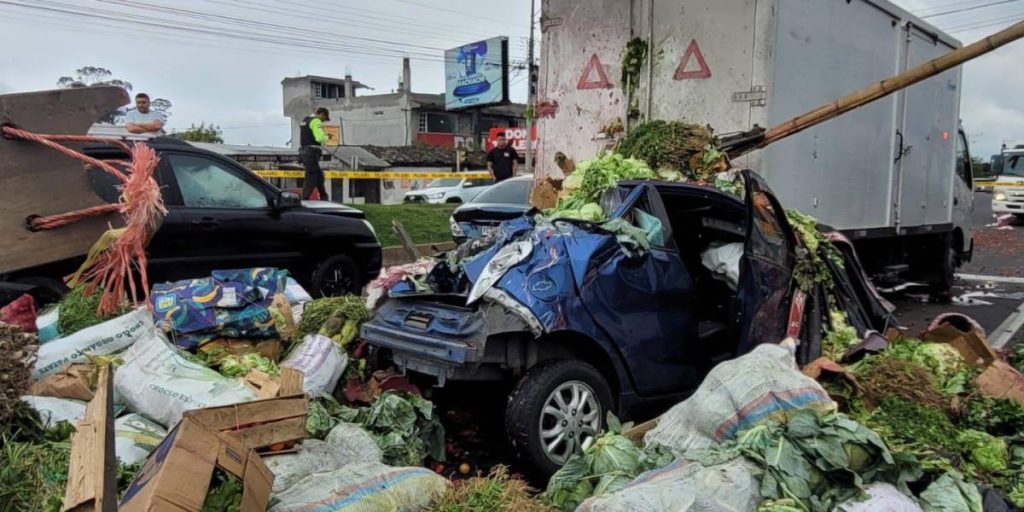 Vegetales sobre la calzada y un fallecido dejó el choque múltiple de tránsito registrado en Machachi (FOTOS)