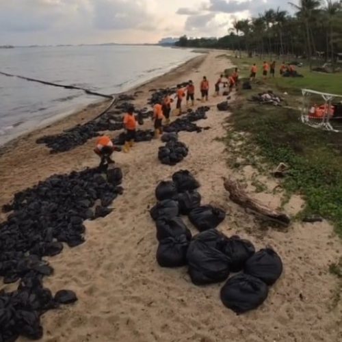 Man treats workers cleaning oil spill to 100PLUS as he loves making others happy