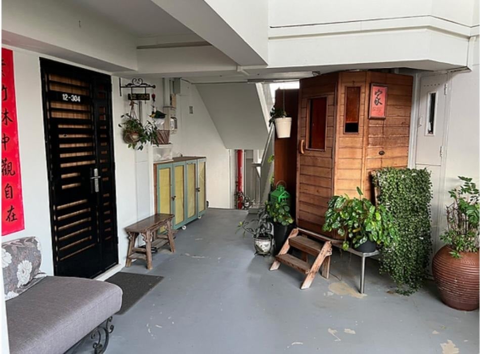 ‘Onsen spa’ seen at entrance of HDB flat, netizens say structure is probably illegal